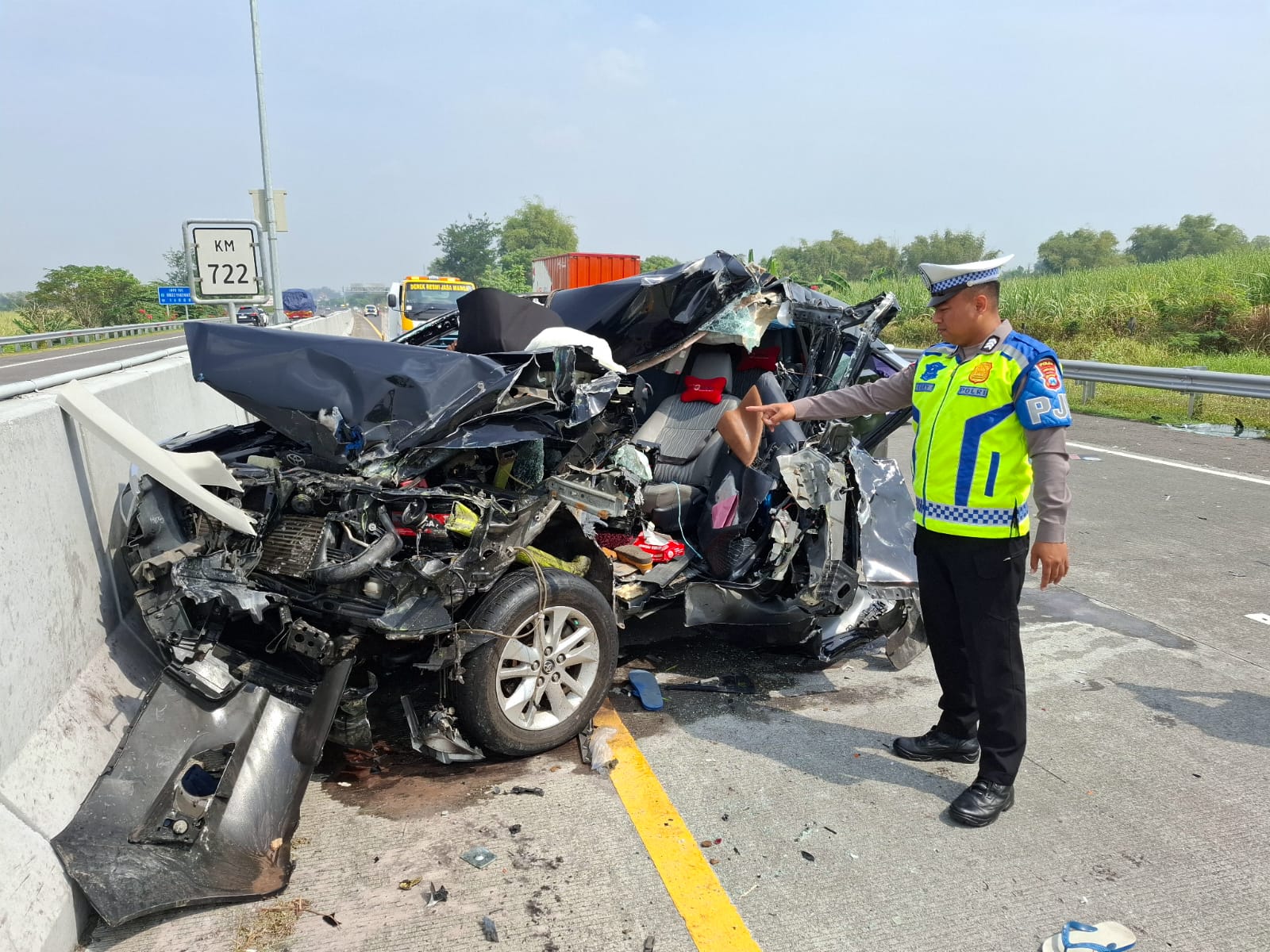 Kecelakaan Parah di Tol Sidoarjo-Waru: BMW Tabrak Mobil Merah Sampai Ringsek