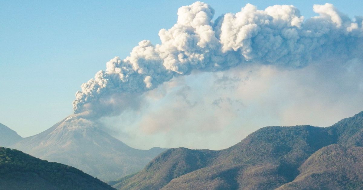 Letusan Dahsyat Gunung Lewotobi Laki-Laki: Ribuan Dievakuasi, Bandara Lumpuh Total